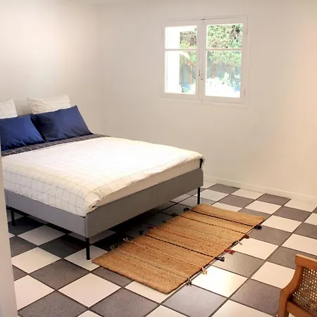 Arvor Indépendant En Bas De Maison *