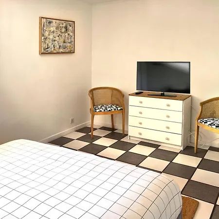 Arvor Indépendant En Bas De Maison